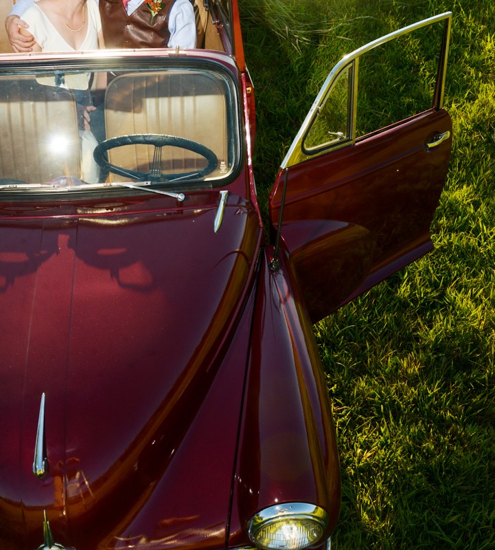newlyweds-kiss-in-vintage-car-Best-of-2014-Wedding