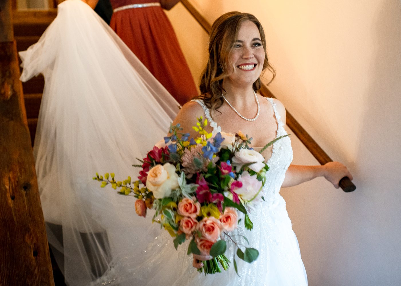 bride-smiles-with-flowers-The-Woodlands-at-Cottonwood-Canyon
